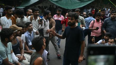 Abhijeet Dipke, fondateur du "parti des cafards", s'entretient le 21 juillet 2026 avec des manifestants blessés lors d'une mobilisation réclamant la démission du ministre indien de l'Education, Dharmendra Pradhan, en raison d'irrégularités présumées dans l'examen NEET, à New Delhi.
