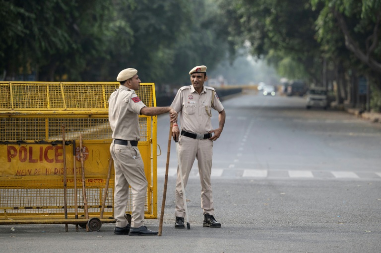 Des policiers montent la garde à un point de contrôle temporaire à New Delhi, le 11 octobre 2026