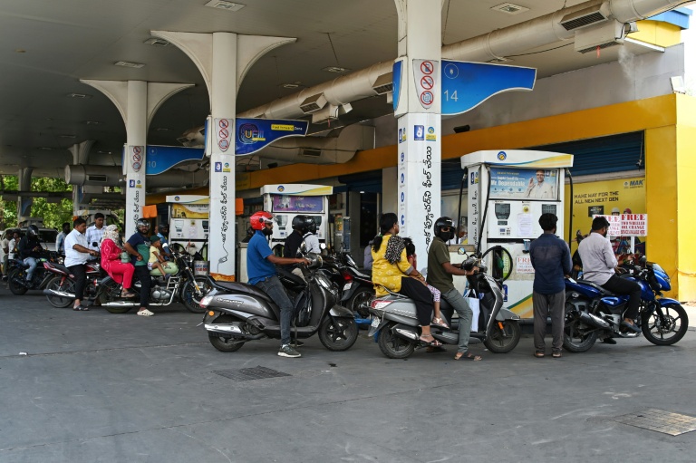 Des motocyclistes font la queue à une station-service d'Hyderabad, le 25 mai 2026 en Inde