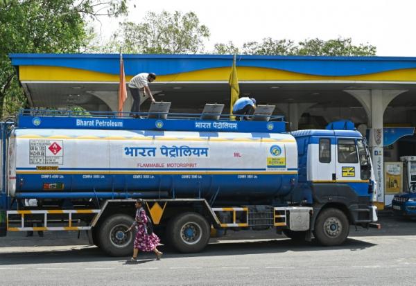 Un camion-citerne dans une station-service d'Hyderabad, le 25 mai 2026 en Inde, après une hausse des prix du carburant due à la guerre au Moyen-Orient