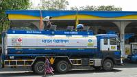 Un camion-citerne dans une station-service d'Hyderabad, le 25 mai 2026 en Inde, après une hausse des prix du carburant due à la guerre au Moyen-Orient