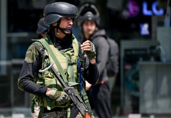 Des paramilitaires indiens montent la garde dans une rue à Srinagar, le 14 mai 2025 au Cachemire indien