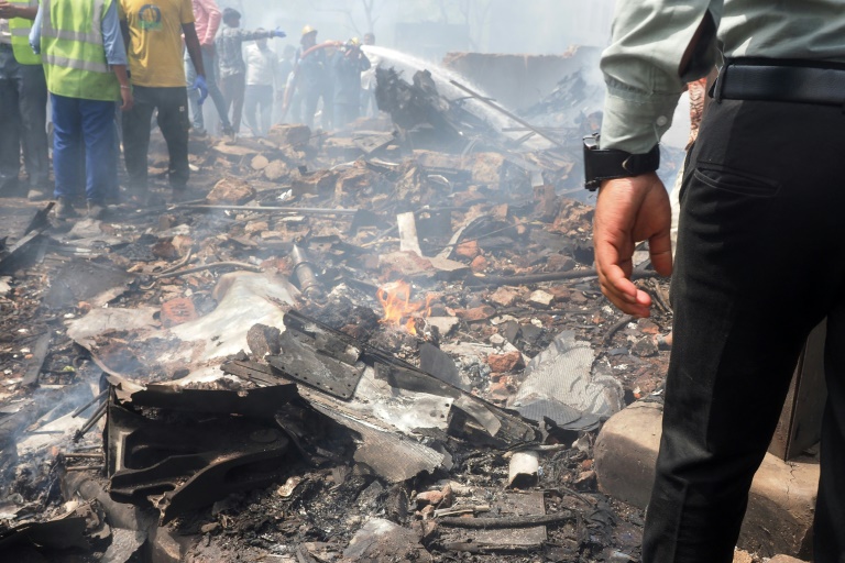 Des débris sur le site où un avion de la compagnie Air India s'est écrasé sur un quartier résidentiel d'Ahmedabad, le 12 juin 2025 en Inde