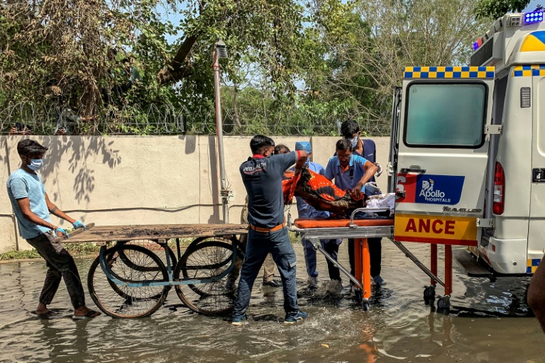 Les équipes de secours sur le site où le vol 171 d'Air India s'est écrasé, près de l'aéroport d'Ahmedabad, dans l'ouest de l'Inde, le 12 juin 2025