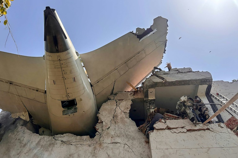 Photo de l'arrière du Boeing d'Air India qui s'est écrasé sur une zone résidentielle près de l'aéroport d'Ahmedabad, dans l'ouest de l'Inde, publiée le 12 juin 2025 sur un compte X de la police indienne.