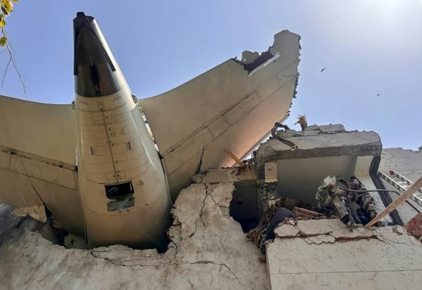 Photo de l'arrière du Boeing d'Air India qui s'est écrasé sur une zone résidentielle près de l'aéroport d'Ahmedabad, dans l'ouest de l'Inde, publiée le 12 juin 2025 sur un compte X de la police indienne.