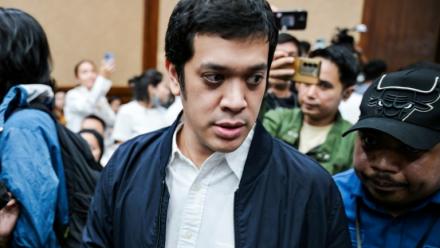 Muhammad Kerry Adrianto Riza, ancien directeur adjoint chez Pertamina et fils de l'homme d'affaires Riza Chalid, arrive au tribunal de Jakarta, le 26 février 2026 en Indonésie