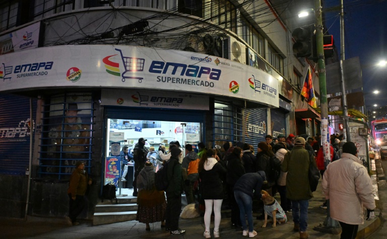Des habitants font la queue tôt le matin devant un supermarché Emapa à prix réduits, le 11 juin 2025 à La Paz, en bolivie
