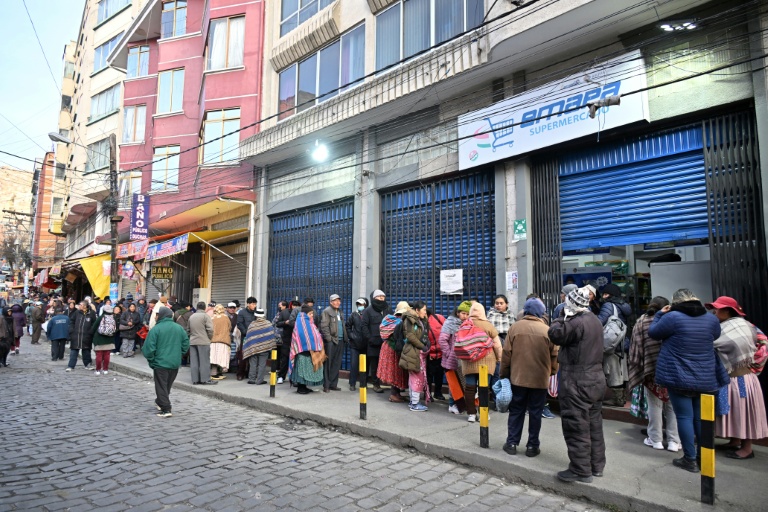 Des habitants font la queue tôt le matin pour acheter des produits dans un supermaché d'Etat, à La Paz, le 11 juin 2025 en Bolivie