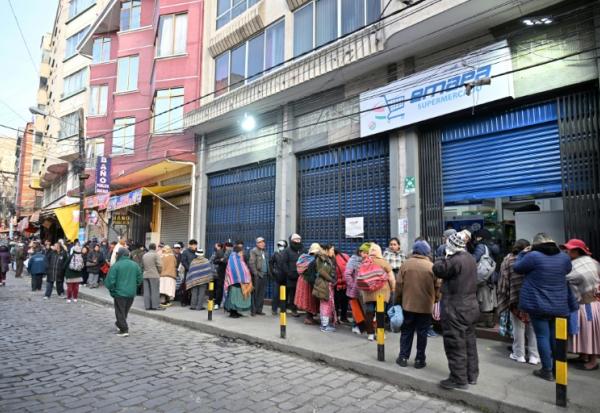 Des habitants font la queue tôt le matin pour acheter des produits dans un supermaché d'Etat, à La Paz, le 11 juin 2025 en Bolivie