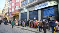 Des habitants font la queue tôt le matin pour acheter des produits dans un supermaché d'Etat, à La Paz, le 11 juin 2025 en Bolivie