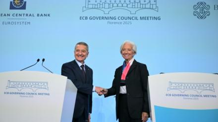Le gouverneur de la Banque d'Italie Fabio Panetta et la présidente de la BCE Christine Lagarde, lors d'une conférence de presse à l'issue d'une réunion du conseil des gouverneurs de l'institution délocalisée à Florence, le 30 octobre 2025