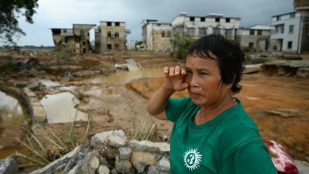 Une femme examine les dégâts dans le village de Liulan, inondé lorsqu'un réservoir s’est effondré dans la ville de Hengzhou, dans la région du Guangxi, au sud-ouest de la Chine, le 8 juillet 2026