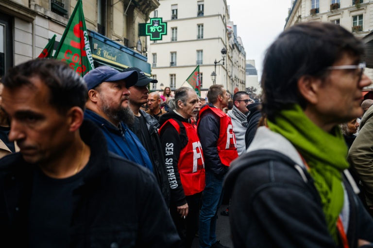 Des employés manifestent devant le  BHV Marais lors d'une grève pour pour dénoncer l'installation du géant asiatique du commerce en ligne Shein dans l'enceinte du grand magasin, le 10 octobre 2025 à Paris
