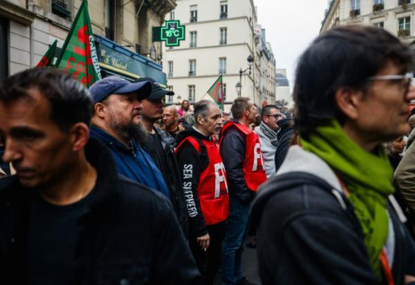 Des employés manifestent devant le  BHV Marais lors d'une grève pour pour dénoncer l'installation du géant asiatique du commerce en ligne Shein dans l'enceinte du grand magasin, le 10 octobre 2025 à Paris