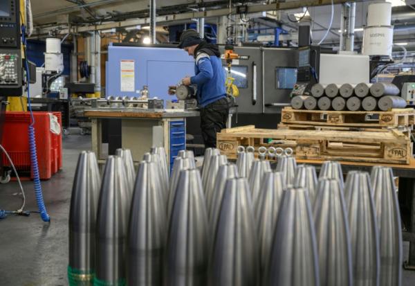 Un technicien travaille sur une ligne de production de corps d'obus dans l'atelier des Forges de Tarbes, le 17 mars 2025 dans les Hautes-Pyrénées