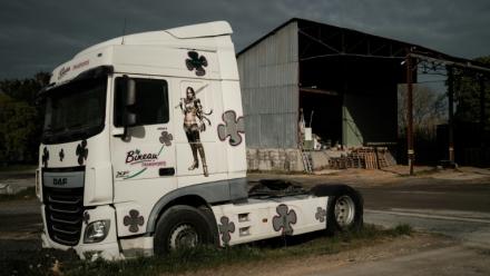 Un poids lourd stationné dans un dépôt d'une entreprise de transport routier à Bignay, dans le sud-ouest de la France, le 31 mars 2026