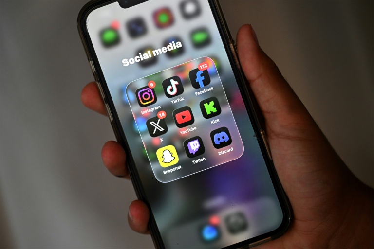 La proposition de loi sur l'interdiction des réseaux sociaux aux moins de 15 ans a commencé a être étudiée en commission, où elle a été profondément réécrite après un avis critique du Conseil d'Etat