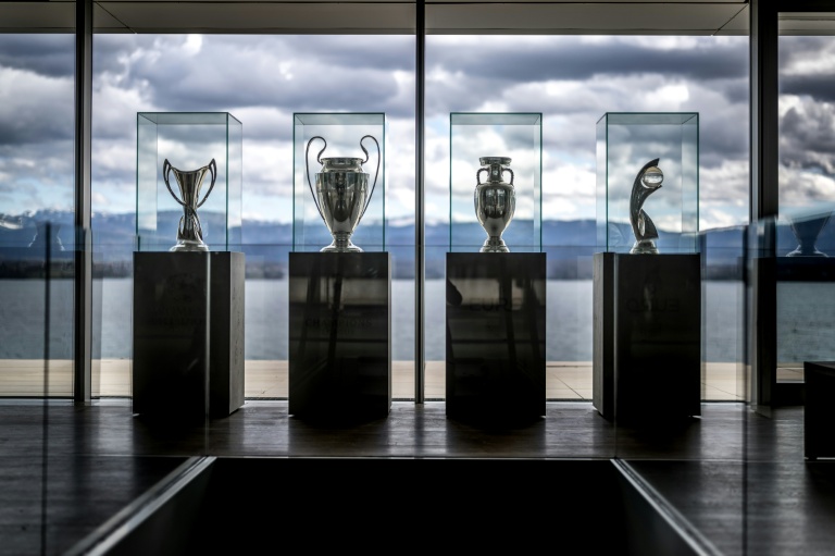 Les trophées de la Ligue des champions féminines, de la Ligue des champions, de l'Euro masculi et de l'Euro féminin, les quatre principales compétitions organisées par l'UEFA, le 23 février 2024 au siège de la confédération européenne à Nyon (Suisse). Opposée au projet de société commerciale de la Fifa, l'UEFA menace de boycotter les prochaines Coupes d monde
