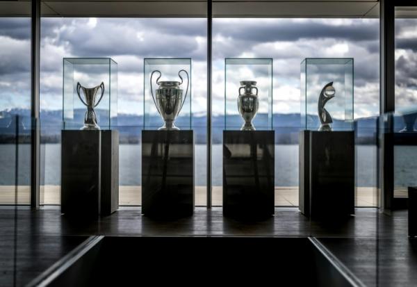 Les trophées de la Ligue des champions féminines, de la Ligue des champions, de l'Euro masculi et de l'Euro féminin, les quatre principales compétitions organisées par l'UEFA, le 23 février 2024 au siège de la confédération européenne à Nyon (Suisse). Opposée au projet de société commerciale de la Fifa, l'UEFA menace de boycotter les prochaines Coupes d monde
