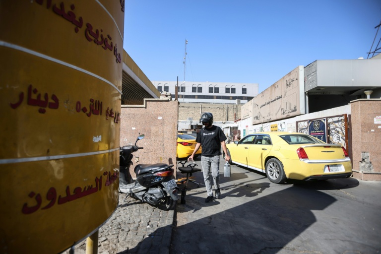 Un homme porte un bidon d'essence à l'entrée d'une station-service à Bagdad, le 5 septembre 2026 en Irak