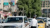 Un policier devant une file d'automobilistes qui attendent devant une station-service à Bagdad, le 5 septembre 2026 en Irak