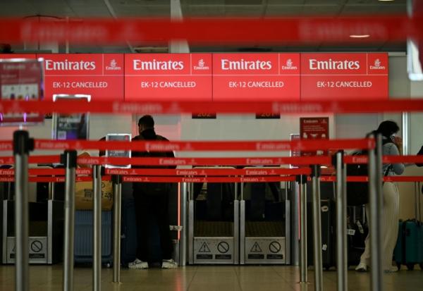 Un comptoir d'enregistrement de la compagnie Emirates à l'aéroport international de Gatwick, au sud de Londres, le 28 février 2026