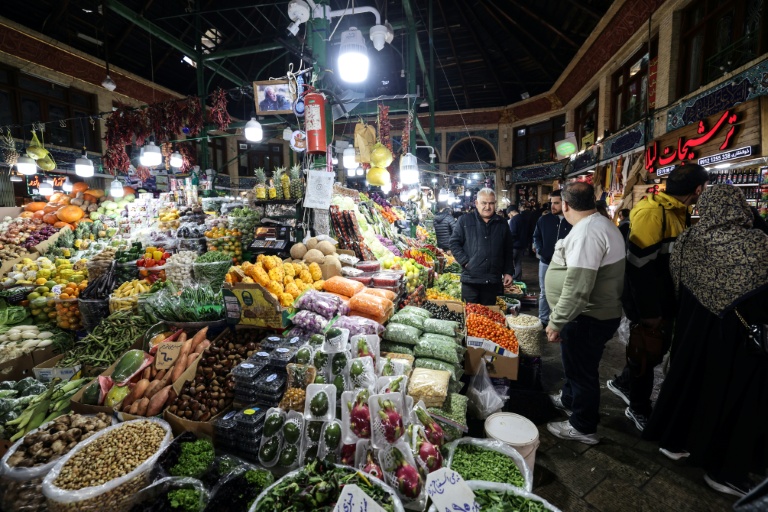 Des clients autour d'un étal du bazar Tajrish, le 29 décembre 2025 dans la capitale iranienne de Téhéran