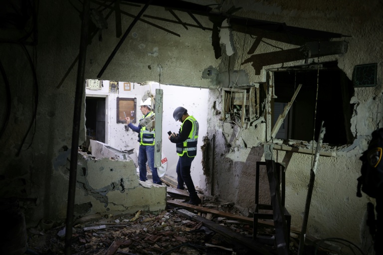 Un bâtiment de Rosh Haayin, dans la banlieue de Tel-Aviv, touché par une frappe iranienne le 4 avril 2026