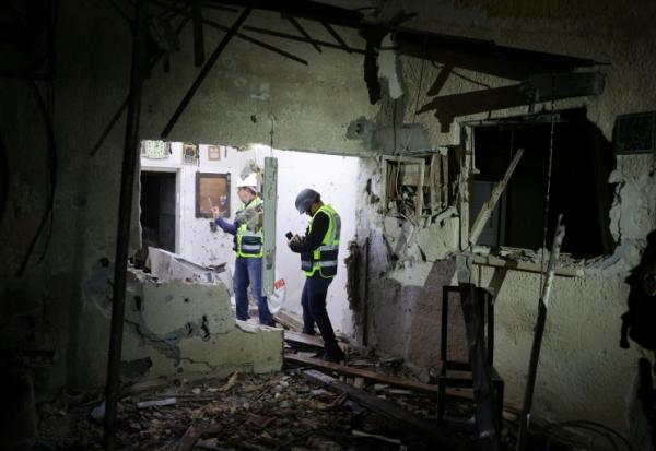 Un bâtiment de Rosh Haayin, dans la banlieue de Tel-Aviv, touché par une frappe iranienne le 4 avril 2026