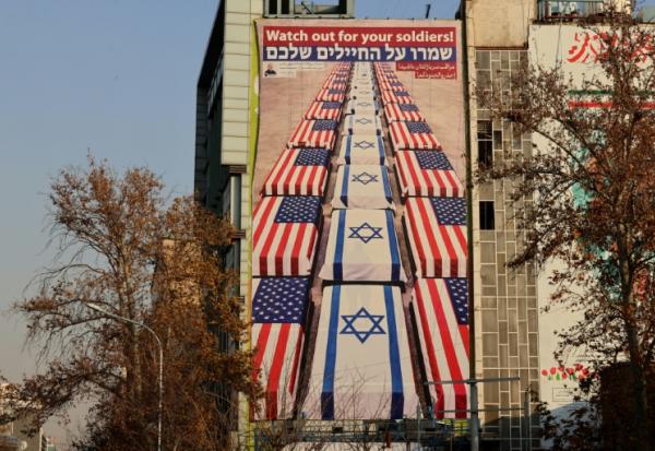 Un panneau d’affichage anti-américain et anti-israélien avec un message du secrétaire du Conseil suprême de sécurité nationale "Prenez garde à vos soldats", après le soutien du président américain aux manifestations antigouvernementales, à Téhéran, en Iran, le 4 janvier 2026