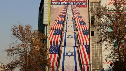 Un panneau d’affichage anti-américain et anti-israélien avec un message du secrétaire du Conseil suprême de sécurité nationale "Prenez garde à vos soldats", après le soutien du président américain aux manifestations antigouvernementales, à Téhéran, en Iran, le 4 janvier 2026