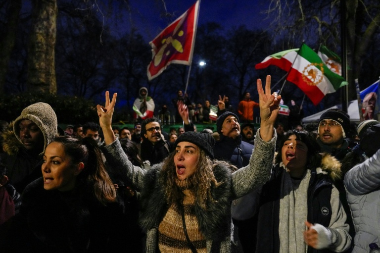 Des manifestants hostiles au pouvoir iranien devant l'ambassade d'Iran à Londres, le 10 janvier 2026
