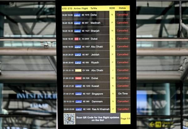 Un panneau d'information affiche les vols annulés vers les destinations du  Moyen-Orient à l'aéroport international  d'Hyderabad, le 1er mars 2026 en Inde