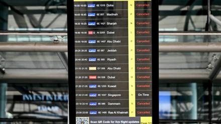 Un panneau d'information affiche les vols annulés vers les destinations du  Moyen-Orient à l'aéroport international  d'Hyderabad, le 1er mars 2026 en Inde
