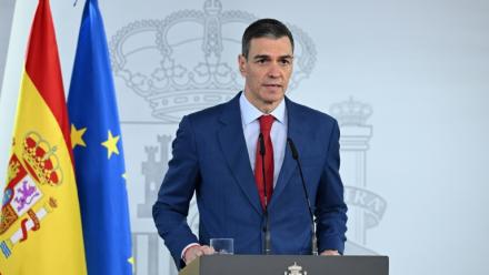 Photo diffusée par La Moncloa, le 4 mars 2026, du Premier ministre espagnol Pedro Sánchez lors d'une déclaration officielle en réponse aux propos du président américain Donald Trump, au palais de La Moncloa à Madrid