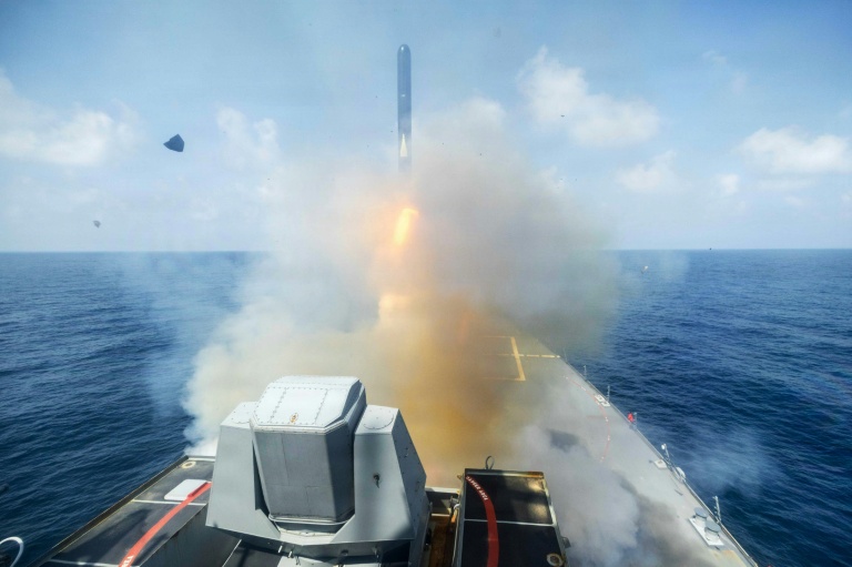 Photo de l’US Navy, diffusée le 28 février 2026 par le Commandement central des États-Unis (CENTCOM) montrant le destroyer lance-missiles USS Spruance lors d'un tir de missile de croisière Tomahawk depuis un lieu non divulgué, le 28 février 2026 