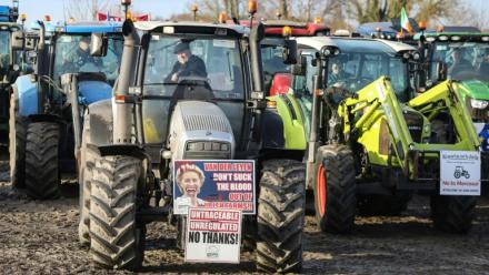 Manifestation d'agriculteurs contre l'accord de libre-échange entre l'Union européenne et le Mercosur à Athlone, dans le centre de l'Irlande, le 10 janvier 2026