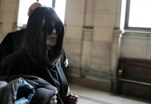 L'actrice Isabelle Adjani arrive pour son procès en appel pour fraude fiscale et blanchiment d'argent au Palais de Justice de Paris, le 1er avril 2026