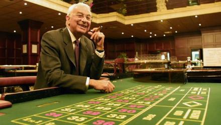 Isidore Partouche dans son casino d'Aix-en-Provence en 2001