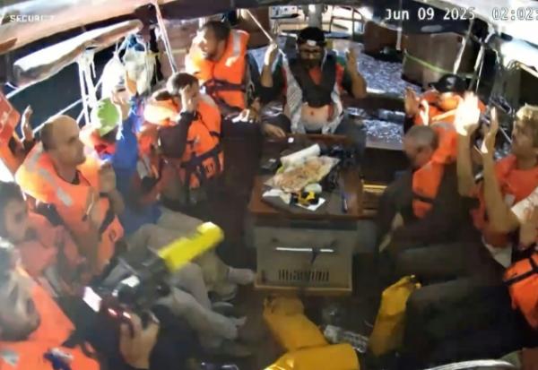 Image tirée d'une vidéo publiée par la Coalition de la flottille pour la liberté, le 9 juin 2025, montrant des militants à bord du bateau Madleen à destination de Gaza, les mains en l'air, alors qu'ils sont interceptés par les forces israéliennes dans les eaux internationales avant d'atteindre le territoire palestinien