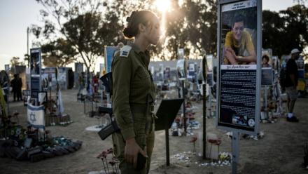 Une soldate israélienne se recueille au mémorial des victimes de l'attaque du Hamas à Réïm, dans le sud d'Israël, le 7 octobre 2025, jour du deuxième anniversaire de l'attaque