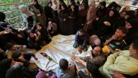 Des Palestiniens pleurent devant les corps de roches tués lors de frappes israéliennes sur des tentes de déplacés dans la zone d'al-Mawassi dans le sud de Gaza, à l'hôpital Nasser de Khan Younès, le 18 mai 2025