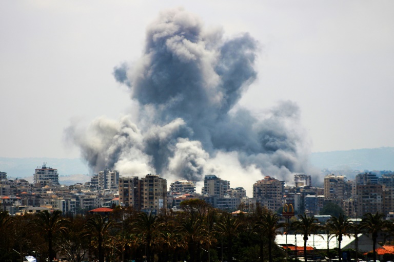 De fumée s'élève à la suite d’une frappe aérienne israélienne en périphérie de Tyr, dans le sud du Liban, le 1er juin 2026.