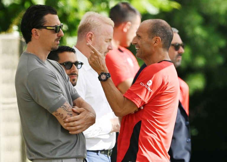 Zlatan Ibrahimovic, conseiller spécial du propriétaire de l'AC Milan, en discussion avec l'entraîneur du club Massimilano Allegri le 7 juillet 2025 au centre d'entraînement de Milanello