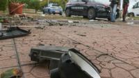 Des carabiniers italiens devant le domicile d'un journaliste d'enquête italien dont une bombe a fait exploser la voiture à Pomezia près de Rome, le 17 octobre 2025