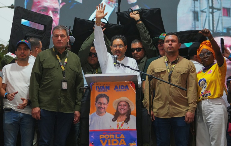 Le candidat à la présidence de la Colombie pour le parti Pacto Historico, Ivan Cepeda (au centre), salue lors d'un meeting de campagne à Barranquilla, en Colombie, le 14 juin 2026