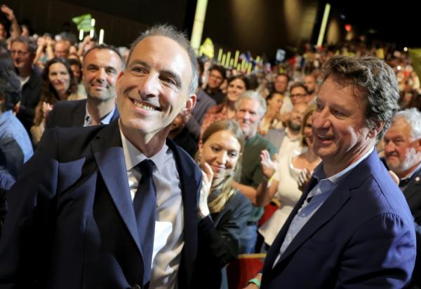 Le leader du parti Place publique et député européen Raphaël Glucksmann (g) et le sénateur écologiste Yannick Jadot (d) lors d'un rassemblement à Aubervilliers, le 13 juin 2026 en Seine-Saint-Denis