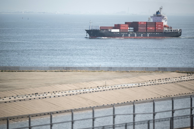 Un porte-conteneurs arrive dans le port d'Osaka, au Japon, le 14 avril 2025