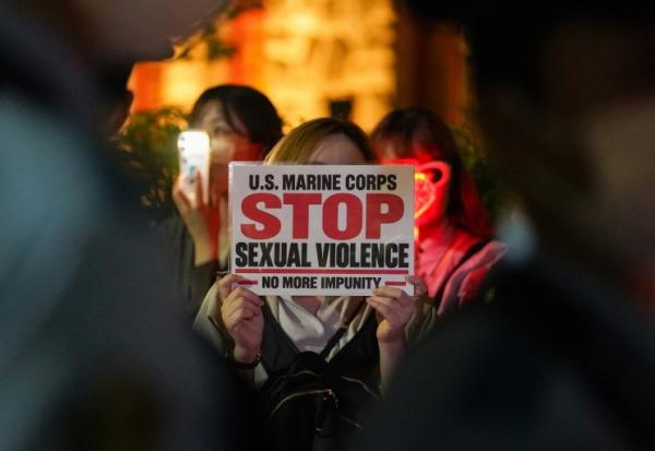 Des manifestants protestent contre la présence de soldats américains au Japon, le 6 octobre 2026 devant l'ambassade américaine au Japon, à Tokyo